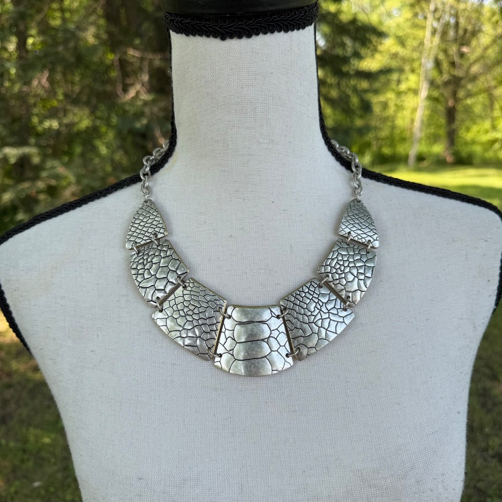 Premier Designs Bib Necklace Womens Silver Tone Reptile Scale Articulated 20in
